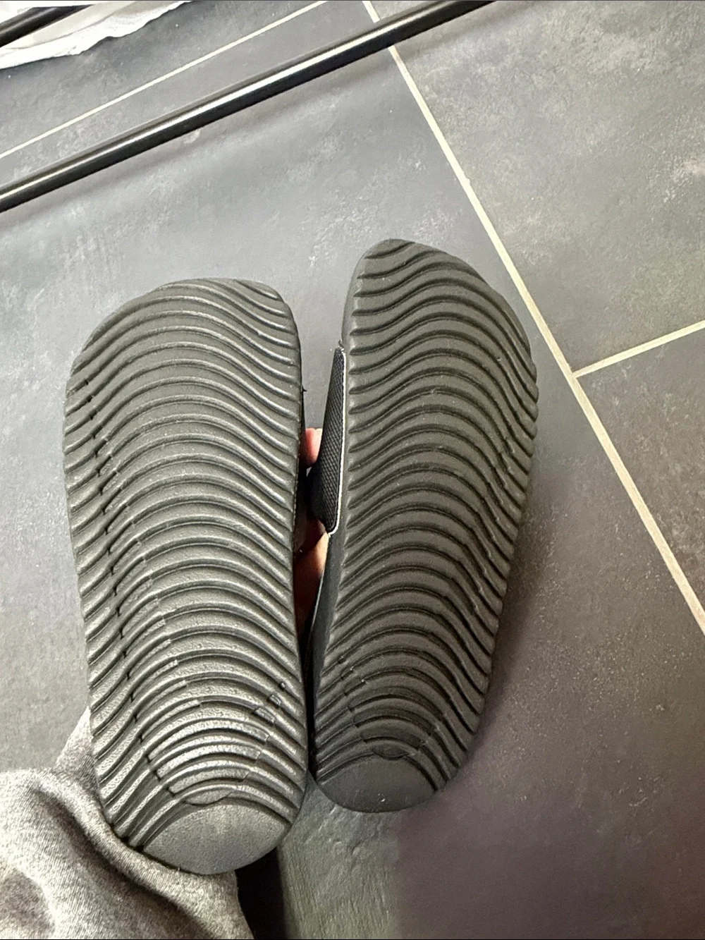 Nike boys Black & White Slide Sandals size 2